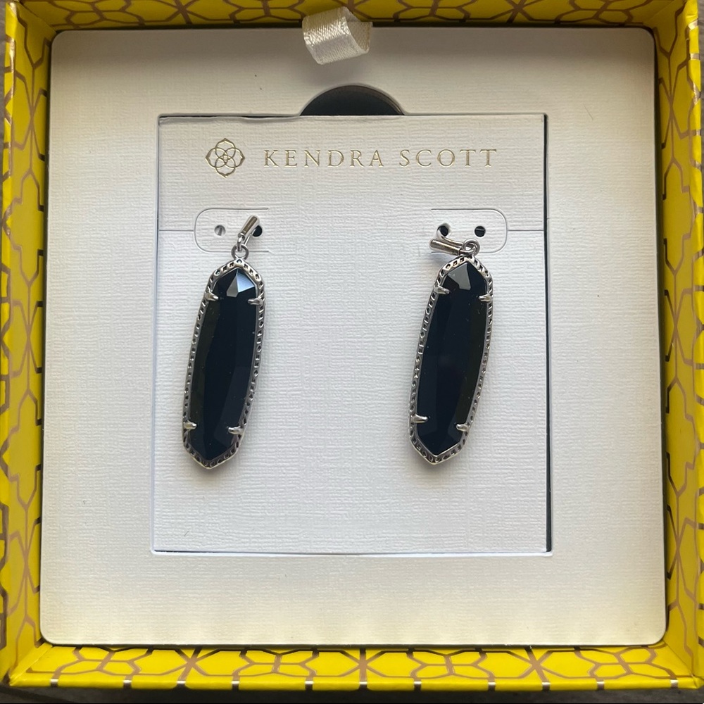 Brand new with tags and in box. Kendra Scott Layla earrings.